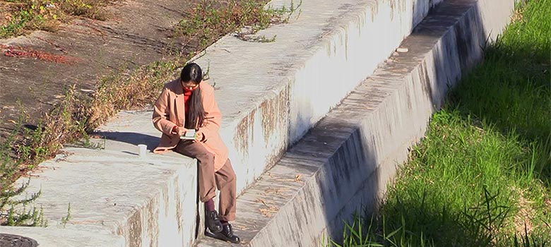 By the Stream: el fluir del río y de las lágrimas