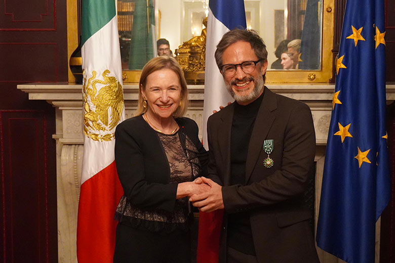 Gael Garc&iacute;a Bernal recibe Orden de las Artes y Letras de Francia