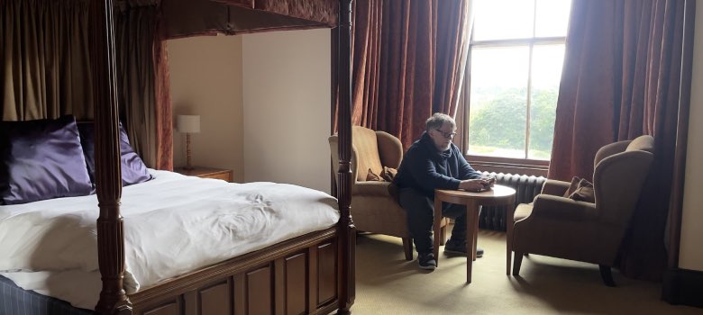 Guillermo del Toro experimenta actividad paranormal en hotel de Escocía 